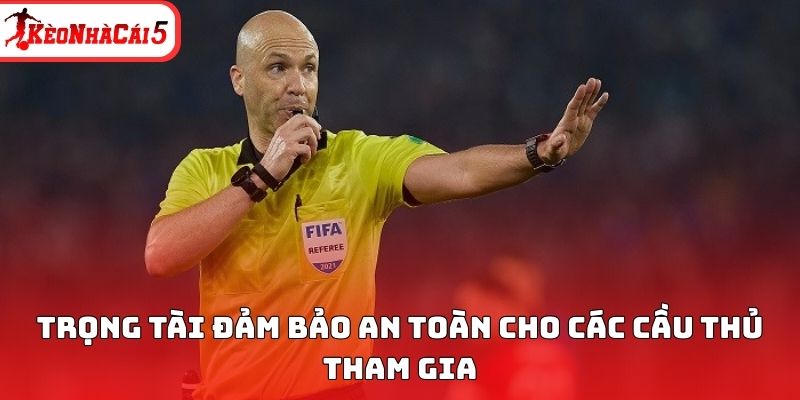 Trọng t&agrave;i đảm bảo an to&agrave;n cho c&aacute;c cầu thủ tham gia